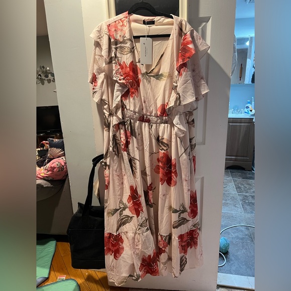 BloomChic Dresses & Skirts - BloomChic Cream Floral Dress